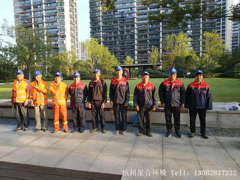 小区绿化养护一线工人