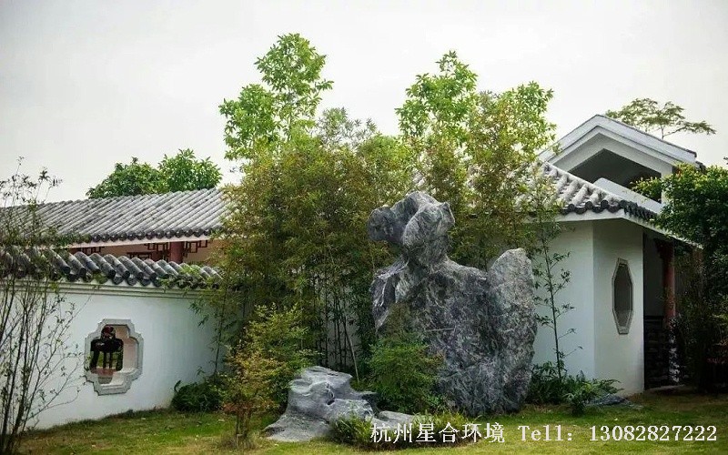 庭院施工风水学中有“金、木、水、火、土”这5种物质元素，而不同的元素又分别指向不同颜色：“金”被金色、白色和杏色象征：如栀子花、木本绣球、白茶花、白玉兰、荷花玉兰、葱兰、白千层、白兰、九里香等。