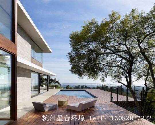 还可以把阳台庭院设计 成兼做餐厅的休闲角落， 可以摆一些小巧玲珑的工艺品， 也可以挂一些装饰画