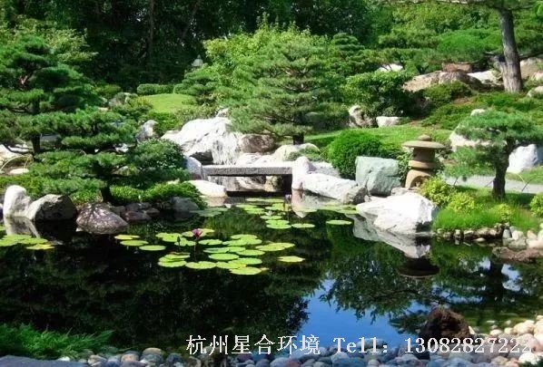为了确保瀑布沿墙体、山体平稳滑落，花园设计应对落水口处山石作卷边处理，或对墙面作坡面处理。