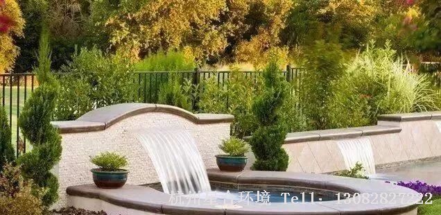 花园设计瀑布因其水量不同，会产生不同视觉、听觉效果，因此，落水口的水流量和落水高差的控制成为设计的关键参数，居住区内的人工瀑布落差宜在1m以下。