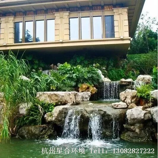 花园设计跌水是呈阶梯式的多级跌落瀑布，其梯级宽高比宜3∶2-1∶1之间，梯面宽度宜在0.3-1.0m之间。