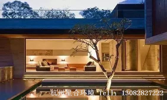 花园设计泳池必须符合游泳池设计的相关规定。泳池平面不宜做成正规比赛用池，池边尽可能采用优美的曲线，以加强水的动感