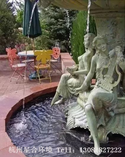 花园设计放一尊优雅的雕塑，配合涓涓的细流，很有几分西式风格。