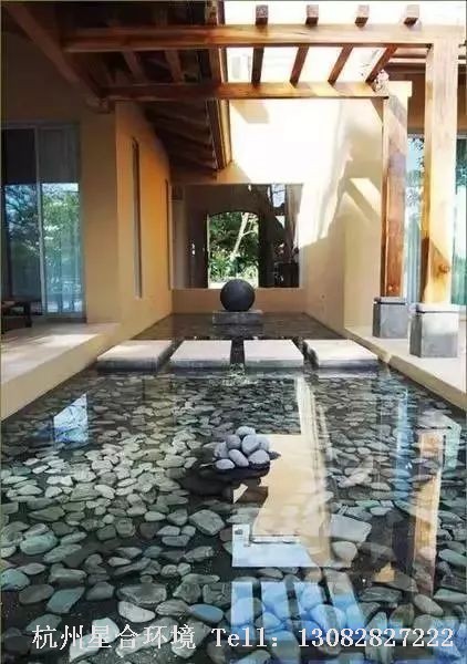 如果想低调一点，那花园设计就用上鹅卵石或小石块吧，把它们浸入水中便可轻松营造简洁大方的水景。