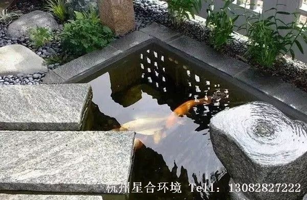 如果想低调一点，那花园设计就用上鹅卵石或小石块吧，把它们浸入水中便可轻松营造简洁大方的水景。