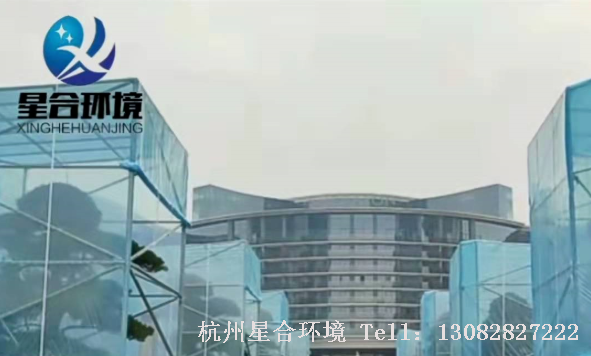名贵树种搭棚：较低的用木桩和竹干等材料架棚，高于3米以上的我们星合环境就用钢管脚手架等物料架棚，外围用无纺布等材料遮挡。