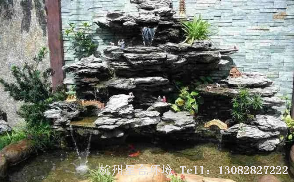 在园林中庭院施工的作用上，假山用于构成园林的主景或地形骨架