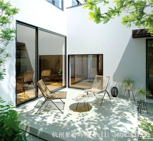 如果不想根据建筑风格选择园林庭院设计风格，我们还可以根据室内装修风格选择园林庭院设计风格，让室内和庭院的设计风格保持一致也能达到整体环境的协调。