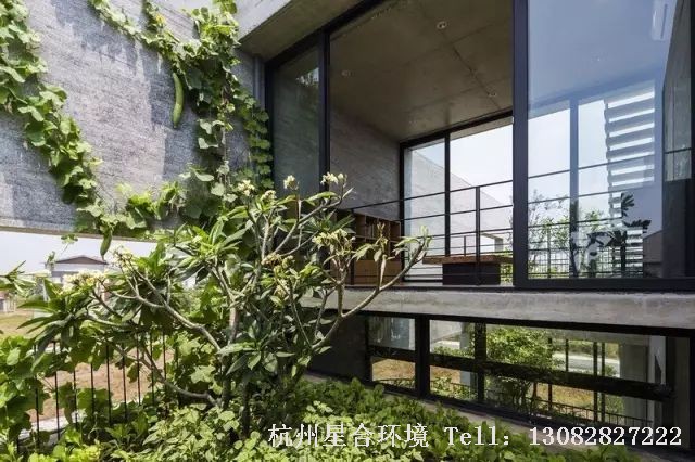 灵动地结合混凝土材质的居所和绿植， 葳蕤的草木渗透到建筑里， 花园设计也将自然引入人的生活空间。