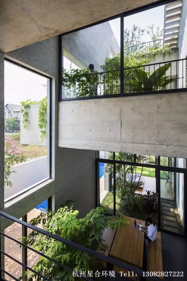 灵动地结合混凝土材质的居所和绿植， 葳蕤的草木渗透到建筑里， 花园设计也将自然引入人的生活空间。