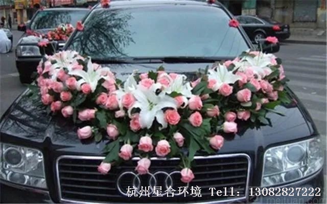 图1植物株摆-百合花装饰的婚车