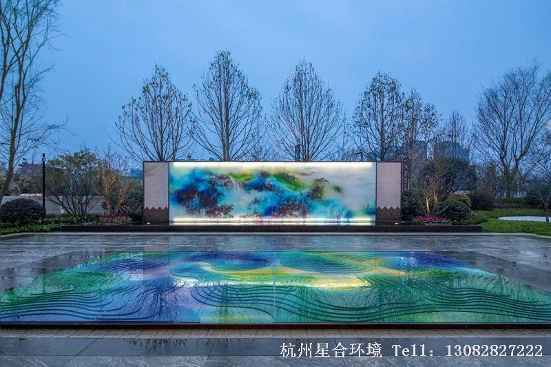在这个问题下面有条热评，说的是：因为在园林设计中西方人民炫富靠草，中国人民炫富靠墙。