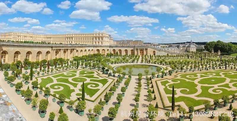 草坪讲究规整，中国古典园林设计讲究“虽由人作、宛自天开”