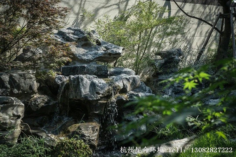 山石造景的园林设计艺术手法有很多，比如嵌理壁岩、点石成景、独石构峰、旱地叠山等等。