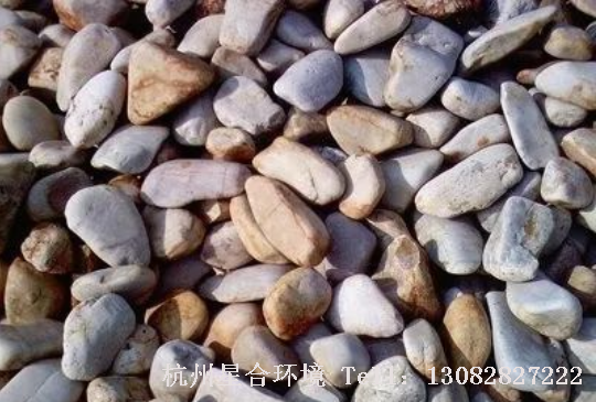 鹅卵石，是因为状似鹅卵而得名。鹅卵石作为园林景观中一种纯天然的石材