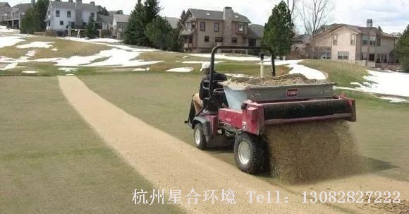 草坪养护打孔一般与覆沙同时进行，覆沙可以利用沙子实现持续通气，改善深层土壤渗水状况。